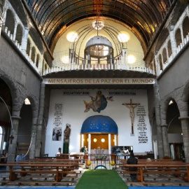 Una mujer reza en la "Catedral de la Fe" construída por Justo Gallego.