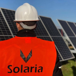 Trabajador de Solaria junto a paneles solares.