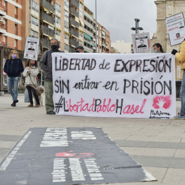 06/02/2021.- Varias personas participan en una manifestación contra el encarcelamiento del poeta y rapero Pablo Hasél, en Guadalajara. Rafael Martín / Europa Press