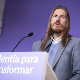 03/04/2023.- El portavoz de Podemos, Pablo Fernández, durante la rueda de prensa convocada por la formación política este lunes en Madrid. EFE/ Fernando Villar