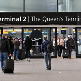 Viajeros en la Terminal 2 del aeropuerto londinense de Heathrow. AFP/JUSTIN TALLIS