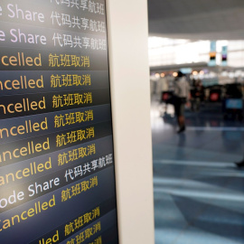 Un cartel informativo con cancelación de vuelos en el Aeropuerto Internacional de Tokio.