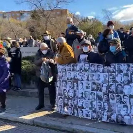 Cientos de personas dan su último adiós a la escritora Almudena Grandes.