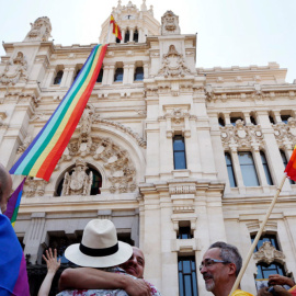 Imagen de archivo de una manifestación a favor de los derechos LGTBI frente al Ayuntamiento de Madrid. REUTERS/Susana Vera