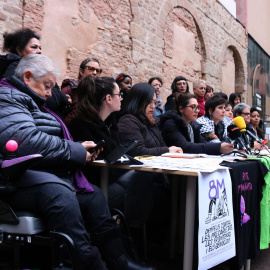 Representants de l'Assemblea 8M en la roda de premsa que han celebrat aquest dilluns