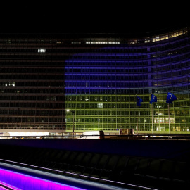 El edificio de la Comisión Europea en Bruselas, iluminado con los colores de la bandera de Ucrania. REUTERS/Johanna Geron