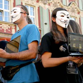 25/02/21. Seguidores de Anonymous con la máscara característica del grupo hacker. Imagen de archivo.