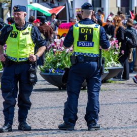 Dos agentes de la Policía de Suecia