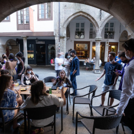 Varias personas durante el primer día de apertura de bares y cafeterías hasta la 1 de la madrugada, a 11 de junio de 2021, en Santiago de Compostela, A Coruña, Galicia (España).