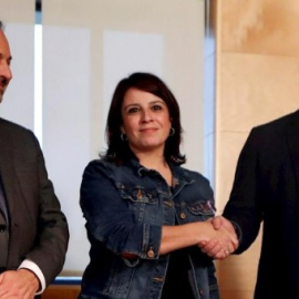 El secretari d'Organització del PSOE, José Luis Ábalos, al costat de la portaveu parlamentària socialista, Adriana Lastra, i el portaveu d'ERC al Congrés, Gabriel Rufián, aquest dijous, durant la reunió entre els equips negociadors del PSOE i ERC p