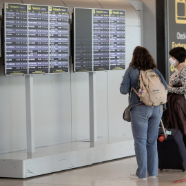 Dos pasajeras en la terminal T4 del Aeropuerto Adolfo Suárez - Madrid Barajas