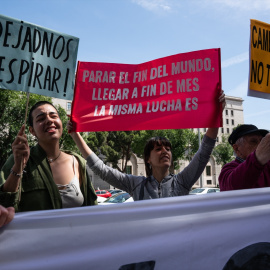 Varias personas se manifiestan en una protesta convocada por Rebelión y Extinción, frente al Ministerio de Transición Ecológica, a 17 de mayo de 2023, en Madrid (España).