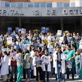 Varios médicos y sanitarios protestan durante una concentración a las puertas del Hospital 12 de octubre, a 2 de marzo de 2023, en Madrid (España).