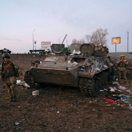 El ejército ucraniano al lado de un vehículo armado ruso.