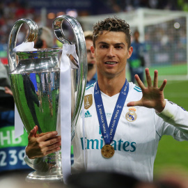 Cristiano Ronaldo celebra la decimotercera Champions del Real Madrid, la quinta de su cuenta particular.- REUTERS