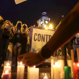 Decenas de personas se concentran hoy viernes en la madrileña Puerta del Sol para condenar los últimos casos de violencia machista.