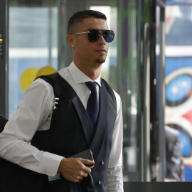 Cristiano Ronaldo en el aeropuerto de Moscú, a punto de regresar a Portugal tras ser eliminado del Mundial. /REUTERS