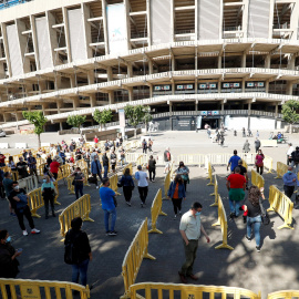 Varias personas esperan para vacunarse en Barcelona