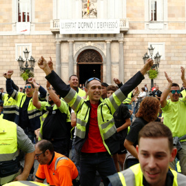 18/10/2019 - Los estibadores protestan en la Plaza de Sant Jaume durante la huelga general de Cataluña, en Barcelona. / REUTERS (Jon Nazca)