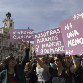 Tres personas alzan carteles para denunciar la violencia machista con motivo del Día Internacional de la Mujer en la madrileña Puerta del Sol.- EFE