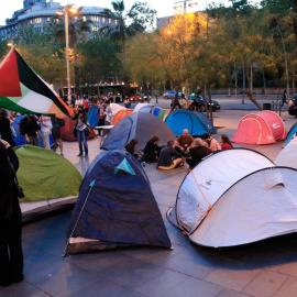 Rotllana de tendes a la plaça d'Universitat de Barcelona en una acampada en suport de Palestina i per exigir el trencament de relacions amb Israel.