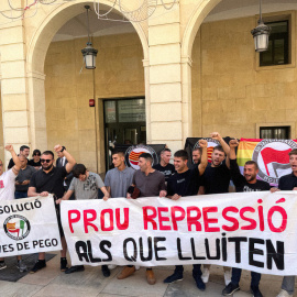 Algunos de los antifascistas acusados posan con una pancarta a la salida de un juicio en la Audiencia Provincial de Alicante, a 13 de junio de 2024