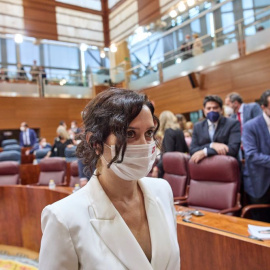 La presidenta en funciones de la Comunidad de Madrid, Isabel Díaz Ayuso, en la primera sesión del pleno de su investidura en la Asamblea de Madrid, a 17 de junio de 2021, en Madrid (España).