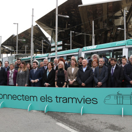 07/03/2022 - Representants de diverses institucions, amb el president Pere Aragonès i l'alcaldessa Ada Colau al centre, en l'inici de les obres per connectar el tramvia a Barcelona.