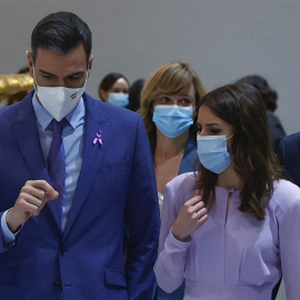 El presidente del Gobierno, Pedro Sánchez (i), junto a la ministra de Igualdad, Irene Montero (d), en el acto conmemorativo del Día Internacional de las Mujeres organizado por el Ministerio de Igualdad y el Instituto de las Mujeres en Madrid.