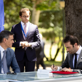 El presidente de Gobierno, Pedro Sánchez (i), y el ministro de Economía, Carlos Cuerpo (d), durante la VIII reunión de alto nivel España-Turquía, en el complejo de la Moncloa. E.P./Eduardo Parra