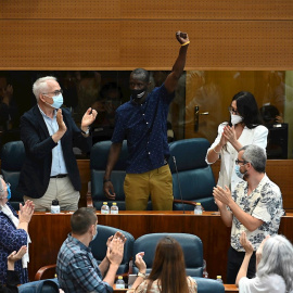 18/06/2021.- Diputados de la Asamblea de Madrid aplauden al diputado de Podemos Serigne Mbaye Diouf (c) durante la segunda jornada del debate de la sesión de investidura de la XII Legislatura de la Comunidad de Madrid, este viernes. EFE/ Fernando Villar