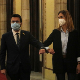 El president de la Generalitat, Pere Aragonès, saludant amb el braç la líder d'En Comú Podem al Parlament, Jéssica Albiach.