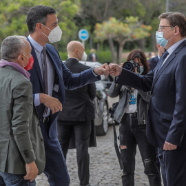 El presidente del Gobierno, Pedro Sánchez; y el president de la Generalitat, Ximo Puig, se saludan a su llegada al segundo día del 43 Congreso Confederal de la Unión General de Trabajadores celebrado en València el pasado mes de mayo.