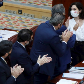 18/06/2021.- La presidenta en funciones y candidata a la Presidencia de la Comunidad de Madrid, Isabel Díaz Ayuso (d) es aplaudida por su grupo parlamentario tras su intervención la segunda jornada del debate de la sesión de investidura de la XII Legis