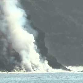 Nueva fajana en La Palma tras tocar la lava aguas del Atlántico