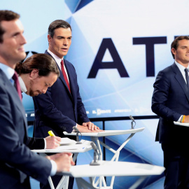 23/04/2019.- Los candidatos a presidir el Gobierno de España tras las elecciones generales, Pablo Casado; Pablo Iglesias; Pedro Sánchez y Albert Rivera, antes del inicio del debate electoral a cuatro en Atresmedia, en Madrid. / EFE