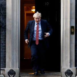 El primer ministro britanico, Boris Johnson, en la entrada del número 10 de  Downing Street, en Londres. REUTERS/Henry Nicholls