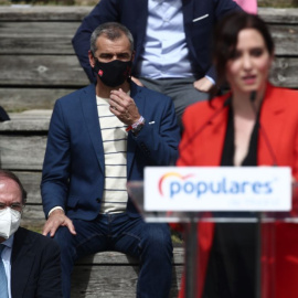 El exportavoz Ciudadanos en las Cortes Valencianas, Toni Cantó, observa a la presidenta de la Comunidad de Madrid, Isabel Díaz Ayuso, durante la presentación de la candidatura del PP de Madrid para las elecciones.