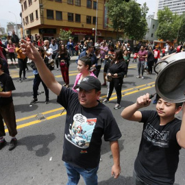 Personas protestan en las calles, en Santiago, Chile, hoy 19 de octubre de 2019. EFE/Elvis González