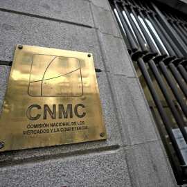 Logo de la Comisión Nacional de los Mercados y la Competencia (CNMC) a la entrada de su sede en Madrid. E.P./Óscar Cañas