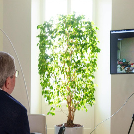 23/11/21. La tenista Shuai Peng hablando con el presidente del COI por videollamada.