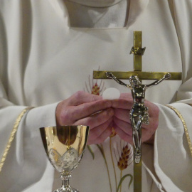 Imagen de archivo de un sacerdote durante una misa