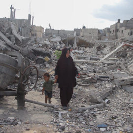 Imagen de archivo de una mujer con un niño en Gaza, a 17 de junio de 2024