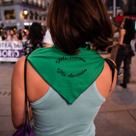 Una mujer lleva un pañuelo a favor del aborto legal en una manifestación por el derecho a decidir, a 28 de septiembre de 2023.