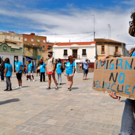 Varias decenas de personas se reúnen en la plaza de Patraix para reclamar al gobierno su regularización, este domingo en València. - EFE