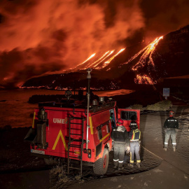 Personal de la UME observa la colada de lava el pasado miércoles del volcán Cumbre Vieja en La Palma.