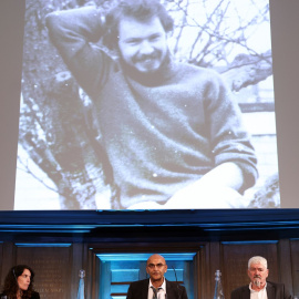 Kirsteen Knight, Raju Bhatt y Alastair Morgan celebran una conferencia de prensa tras la publicación del informe del Panel Independiente Daniel Morgan, en Londres.