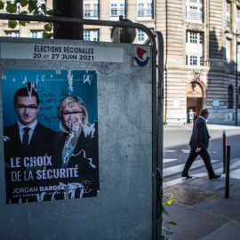 Un cartel de la formación ultraderechista francesa Agrupación Nacional en París.