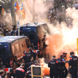 Concentración frente al Gran Teatre del Liceu, blinddado por los Mossos.