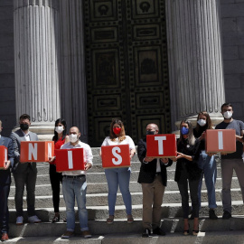 Òmnium Cultural y Amnistia i Llibertat acuden a entregar en el registro firmas para solicitar una Ley de Amnistía para los presos del procés, este lunes, en el Congreso de los Diputados en Madrid.